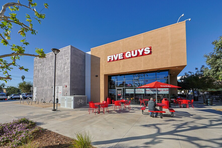 More Photos Of 8420-8440 Balboa Blvd, Northridge Storefront For Lease