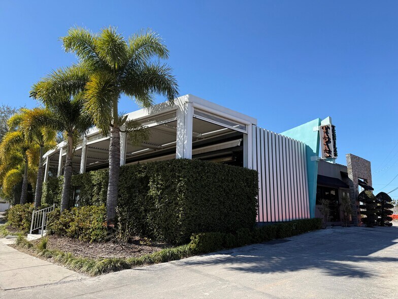 Primary Photo Of 2702 W Kennedy Blvd, Tampa Restaurant For Sale