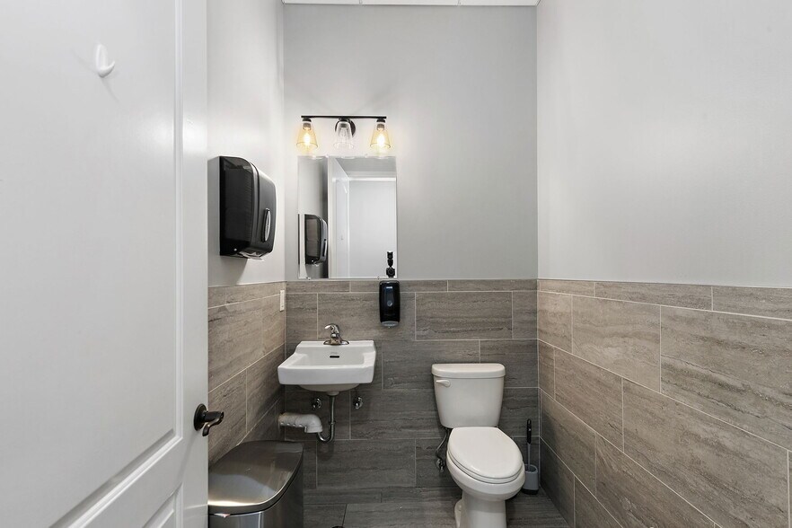 More Photos Of 220 Garden St, Yorkville Office For Sale