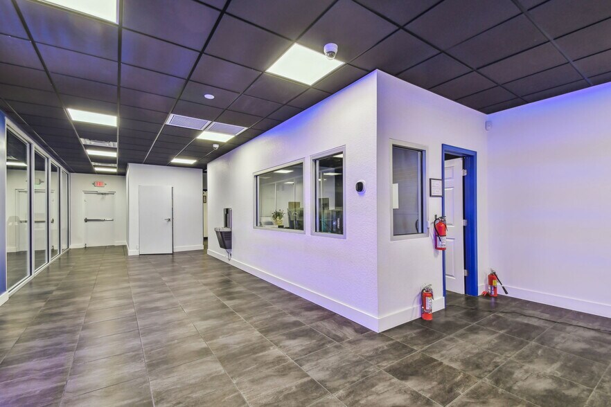 More Photos Of 14915 N Nebraska Ave, Tampa Showroom For Sale