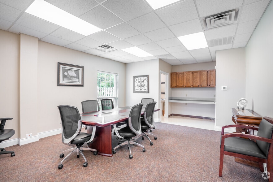 More Photos Of 905 N Logan St, Texas City Office For Sale