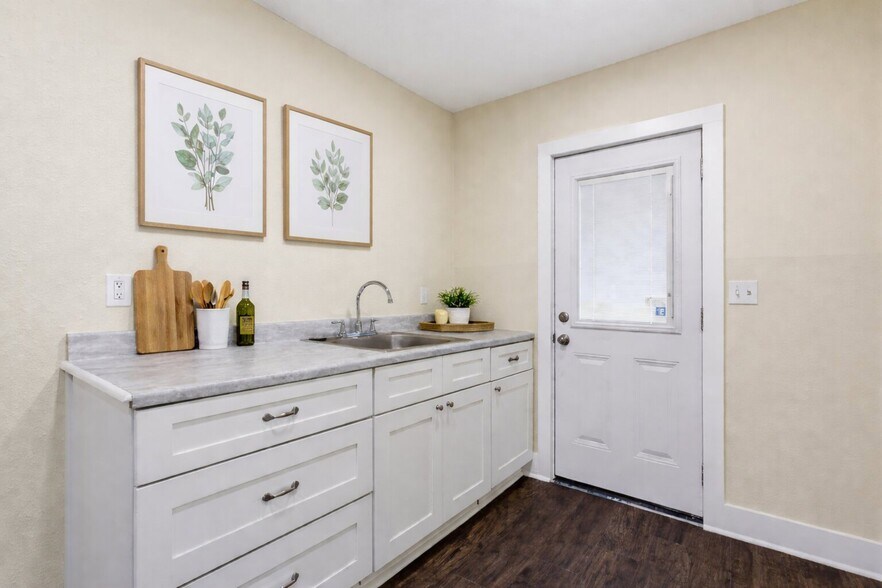 More Photos Of 1410 Fannin St, Columbus Office For Sale