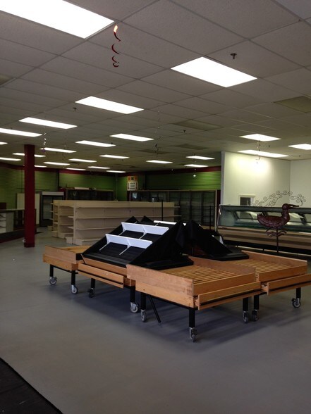More Photos Of 6801-6917 W Brown Deer Rd, Milwaukee General Retail For Lease