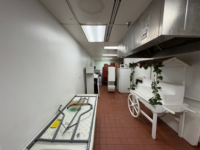 More Photos Of 11521 E Skelly Dr, Tulsa Restaurant For Sale