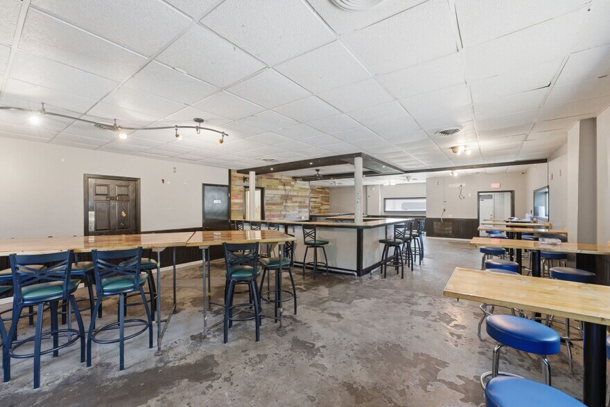 More Photos Of 2025 Hickory Grove Rd, Davenport Bar For Sale