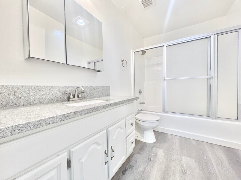 More Photos Of 7437 Haskell Ave, Van Nuys Apartments For Sale