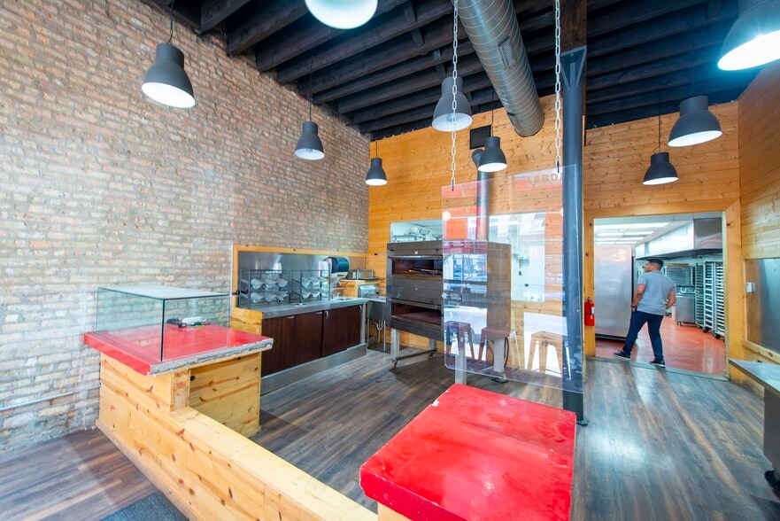 More Photos Of 321 S Jefferson St, Chicago Storefront Retail Office For Lease