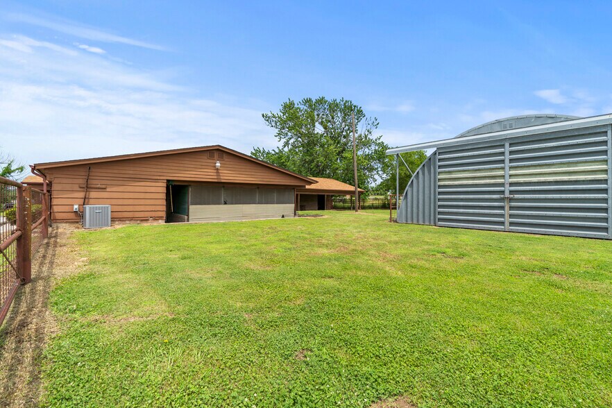 More Photos Of 1404 S B St, Henryetta Veterinarian Kennel For Sale
