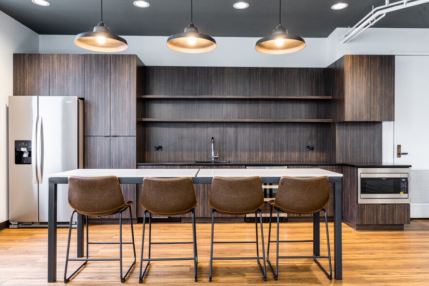 More Photos Of 211 W Wacker Dr, Chicago Office For Lease
