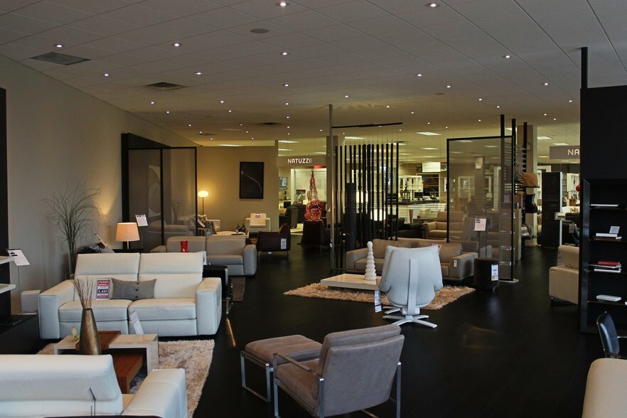 More Photos Of 4553 King St E, Kitchener Showroom For Lease