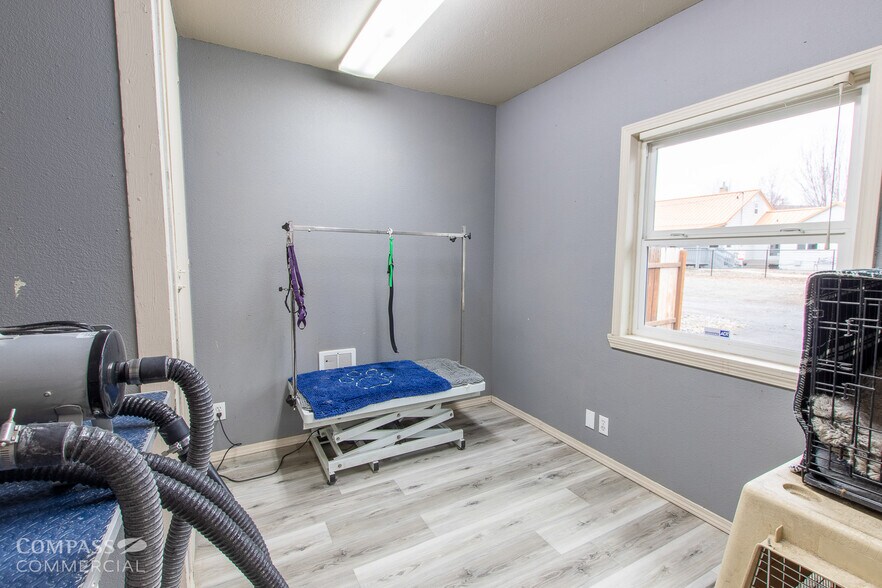 More Photos Of 721 SW 10th St, Redmond General Retail For Sale