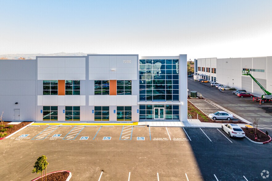More Photos Of 7200 Gateway Blvd, Newark Warehouse For Lease
