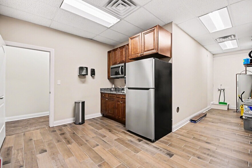More Photos Of 93 Caterpillar Dr, Joliet Medical For Lease