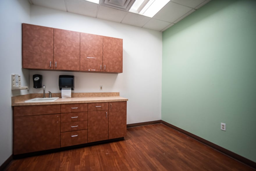 More Photos Of 10240 W Indian School Rd, Phoenix Medical For Lease