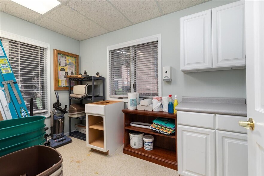 More Photos Of 10623 Crestwood Dr, Manassas Office For Sale