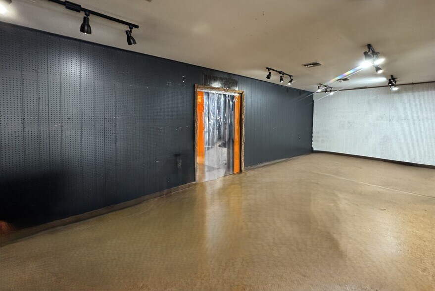 More Photos Of 16 E Bridge St, Spring City Warehouse For Lease