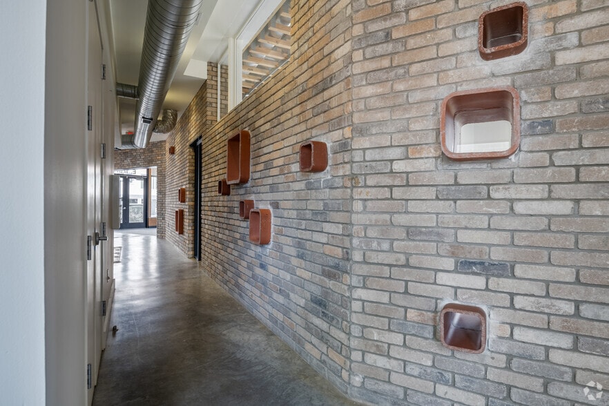 More Photos Of 2921 E 17th St, Austin Loft Creative Space For Sale