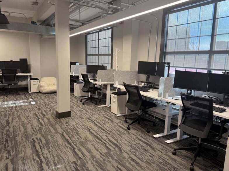 More Photos Of 46-58 Chatham St W, Windsor Office For Lease