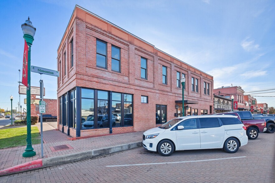 More Photos Of 101 Simonton St, Conroe Loft Creative Space For Lease