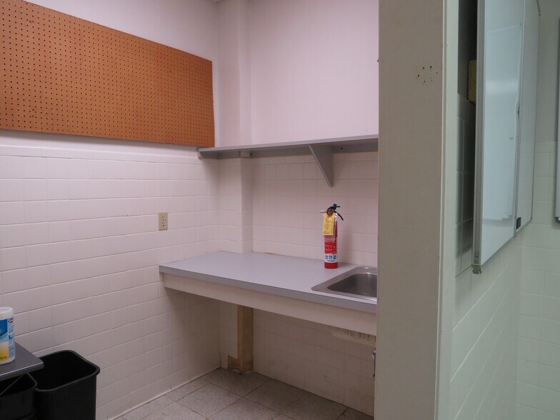 More Photos Of 1205-1211 W Austin St, Port Lavaca Office For Sale