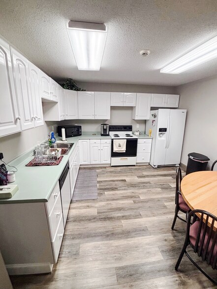 More Photos Of 1032 Commercial Dr, Brunswick Flex For Sale