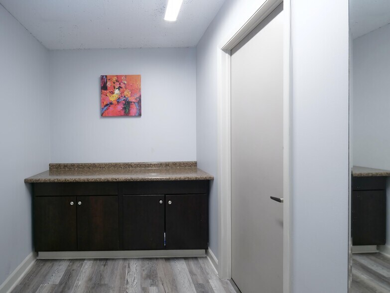 More Photos Of 7300 N Cicero Ave, Lincolnwood Loft Creative Space For Sale