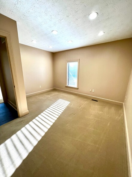 More Photos Of 431-433 Windsor Park Dr, Dayton Office For Lease