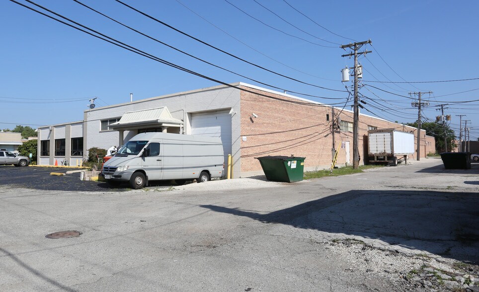 More Photos Of 6421-6425 N Hamlin Ave, Lincolnwood Coworking Space