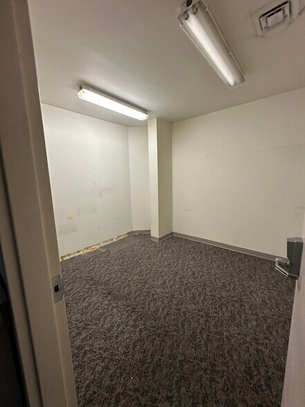 More Photos Of 707 S Main St, Burlington Manufacturing For Lease