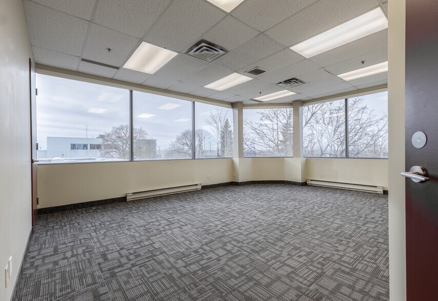 More Photos Of 4848-4868 Ch Bois-Franc, Montréal Flex For Lease