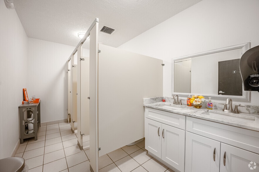 More Photos Of 150 Dog Track Rd, Longwood Office For Sale