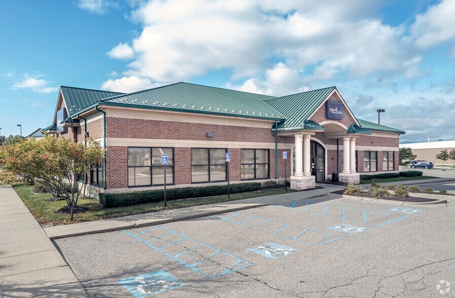 Primary Photo Of 47500 Grand River Ave, Novi Bank For Lease
