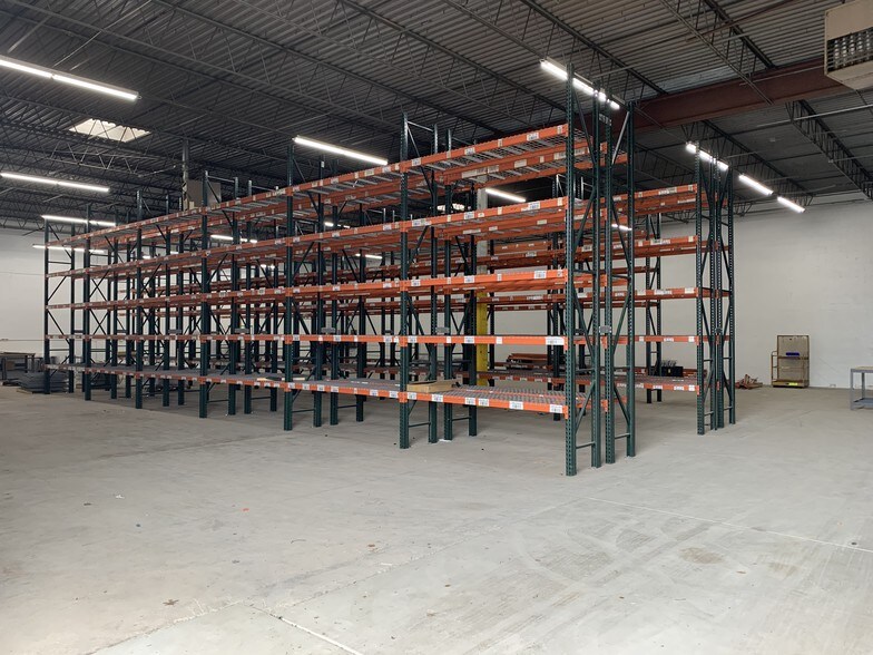 More Photos Of 501-515 S Vermont St, Palatine Warehouse For Lease