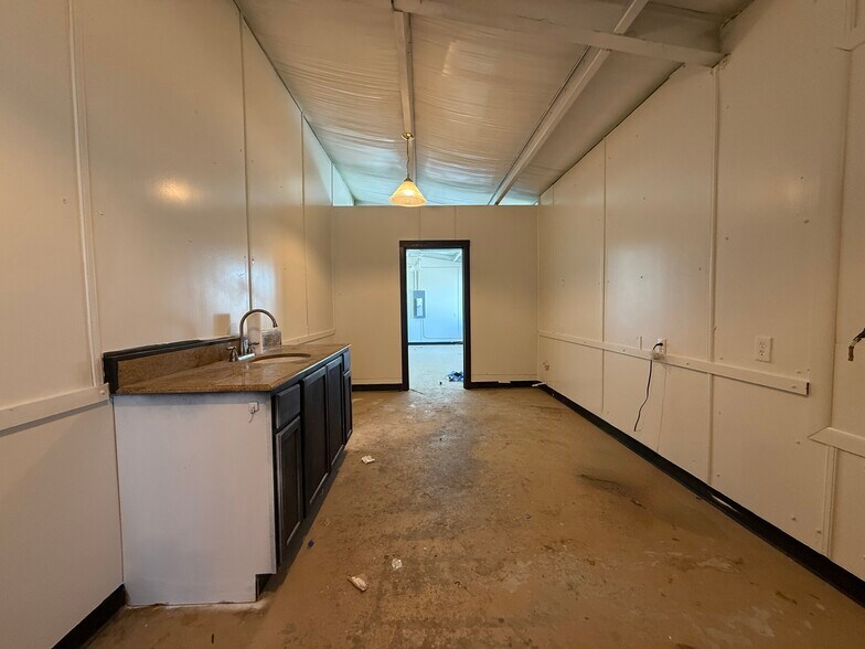 More Photos Of 6549 Interstate 35, Valley View Unknown For Lease