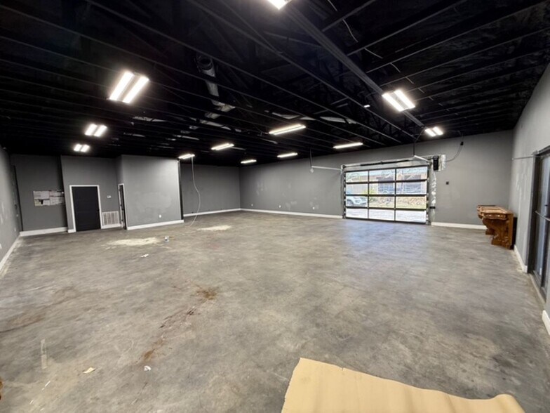 More Photos Of 2130 King St, Cocoa Showroom For Lease