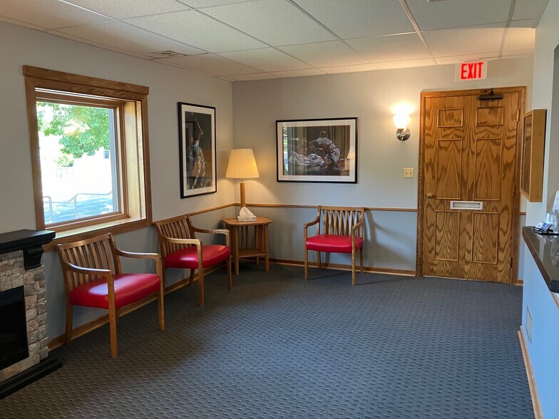 More Photos Of 1305 Chestnut St, West Bend Medical For Lease