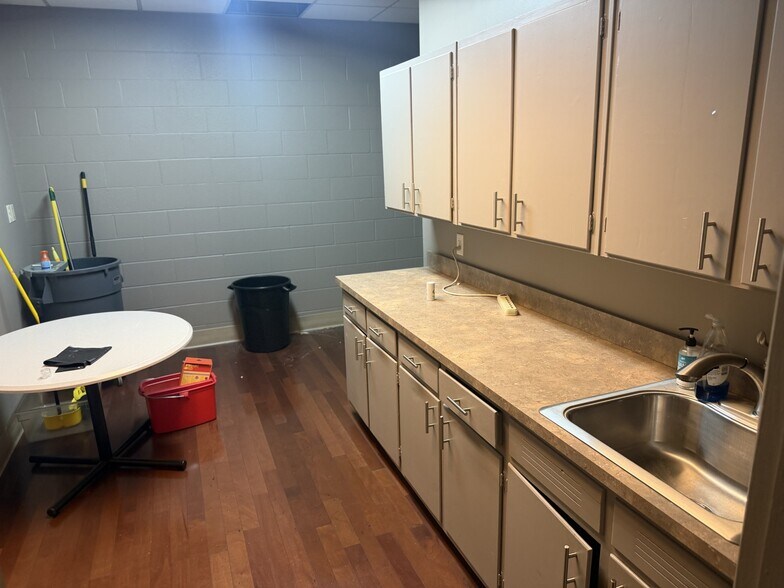 More Photos Of 1962 Madison Ave, Memphis Office For Sale