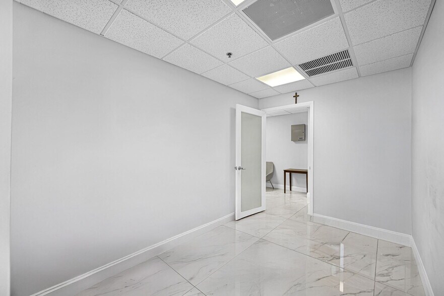 More Photos Of 12550 Biscayne Blvd, North Miami Medical For Lease