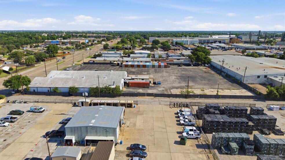 More Photos Of 1824 N 1st St, Garland Warehouse For Lease