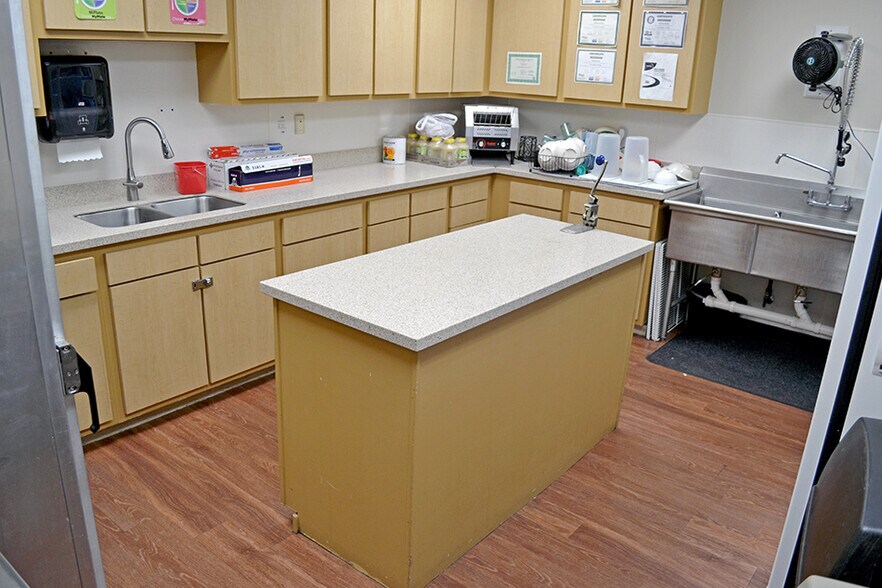 More Photos Of 2413 Corporate Ctr, Granite City General Retail For Sale