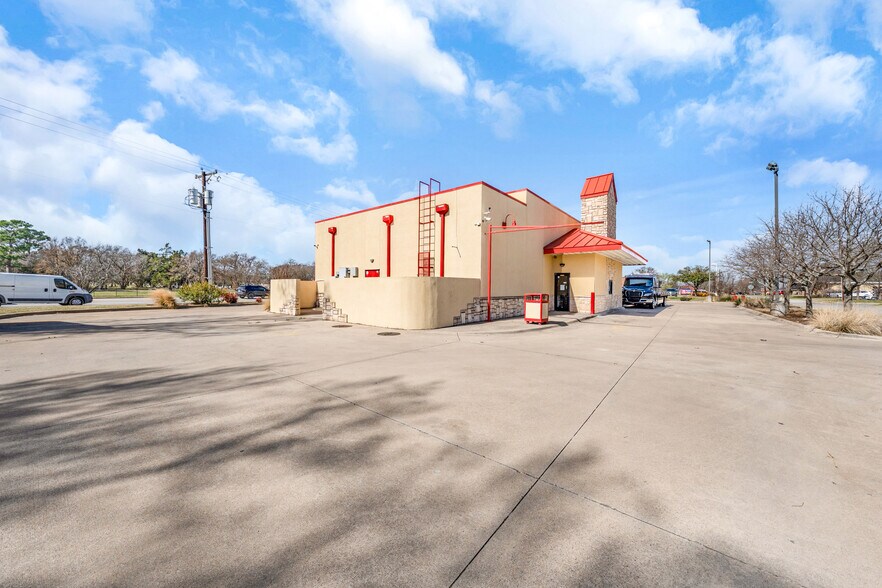 More Photos Of 1014 W Moore Ave, Terrell Restaurant For Sale