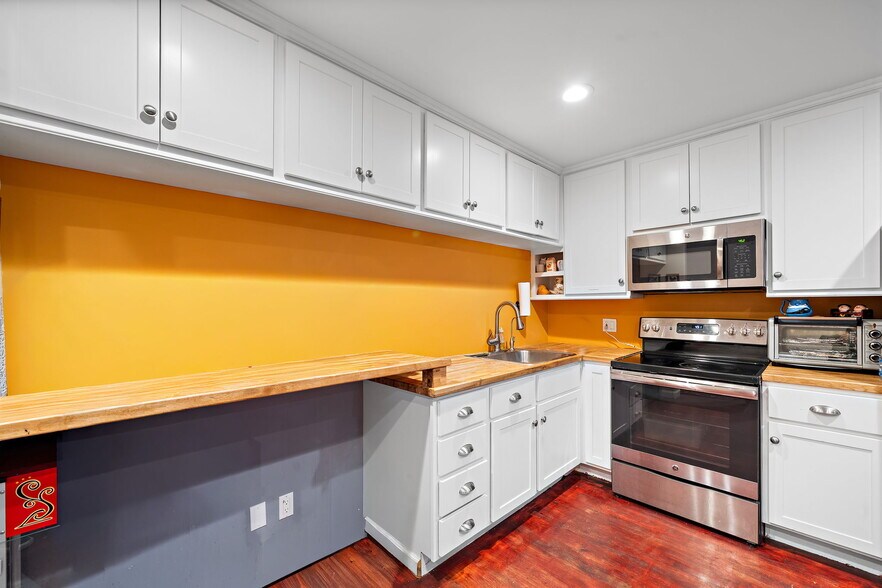 More Photos Of 23201 Orange Ave, Lake Forest Office For Sale