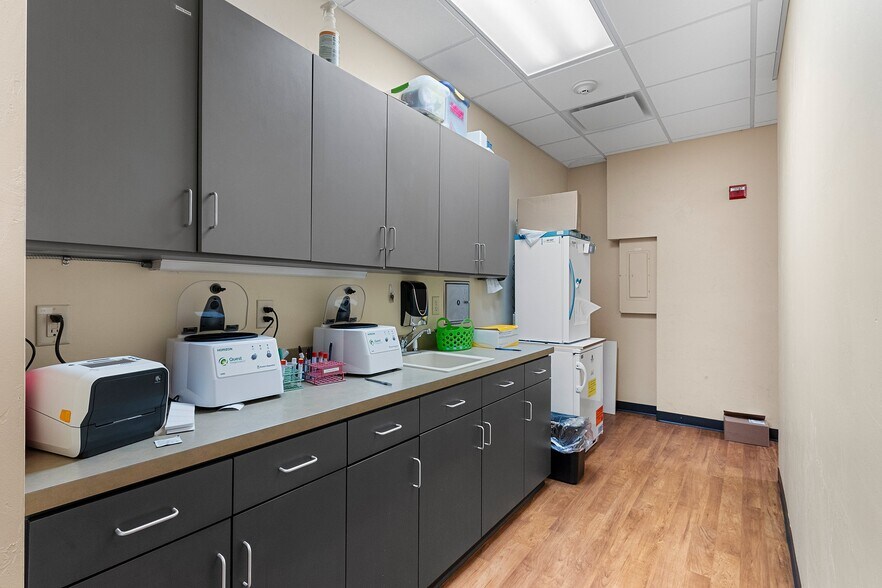 More Photos Of 445 S Adams St, Green Bay Office For Lease