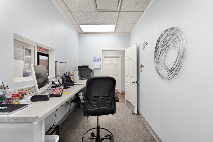 More Photos Of 725 S Main St, London Medical For Sale