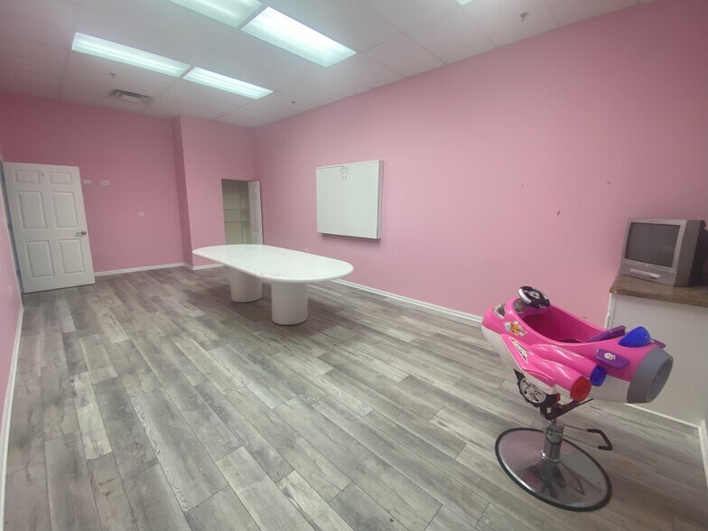 More Photos Of 2760 Aurora Ave, Naperville Storefront Retail Office For Lease