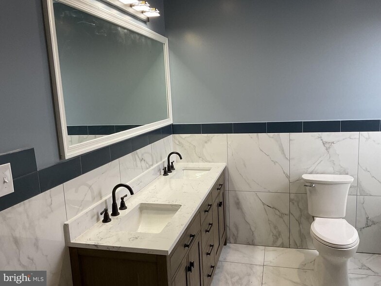 More Photos Of 1880 W Market St, York Storefront Retail Office For Sale