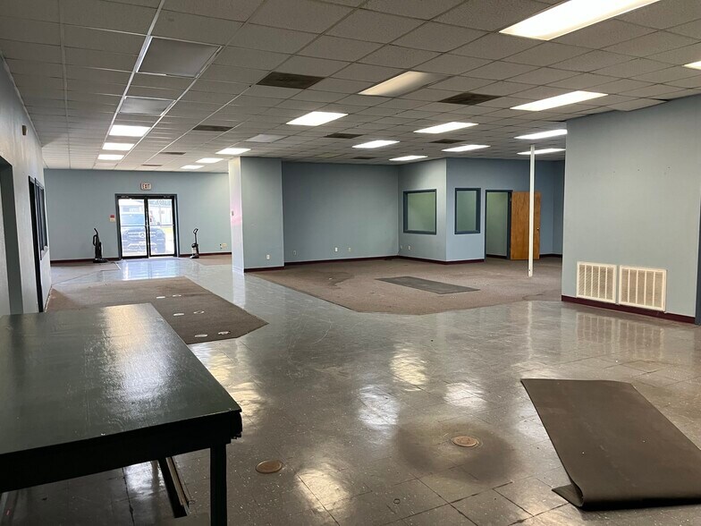 More Photos Of 107 E Austin St, Port Lavaca Distribution For Sale