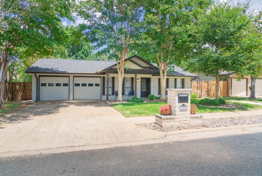 More Photos Of 7002 Whispering Oaks Dr, Austin Specialty For Sale