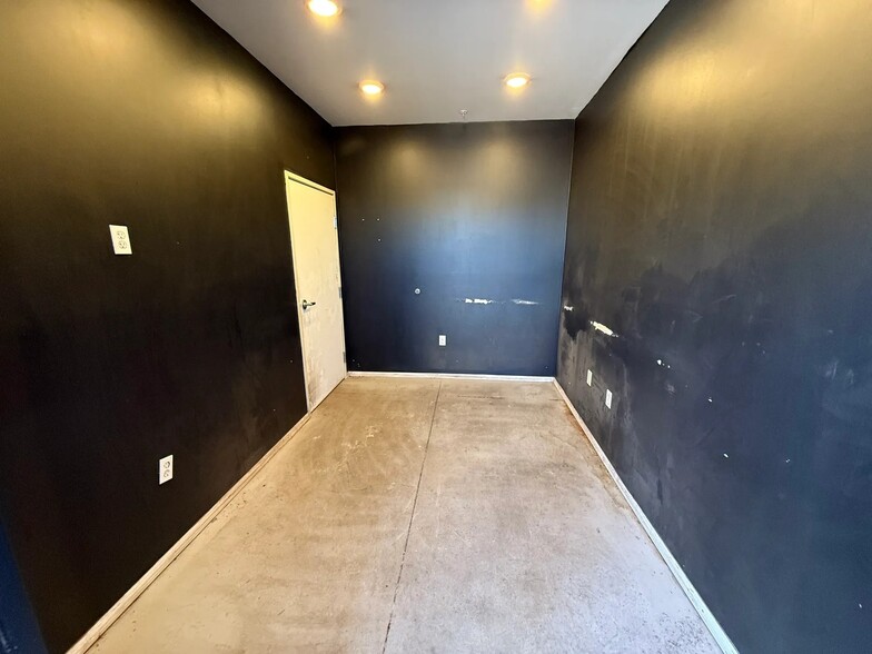 More Photos Of 2643 N 36 Ave, Phoenix Warehouse For Lease