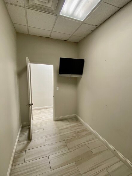 More Photos Of 1710 W Horizon Ridge Pky, Henderson Unknown For Lease